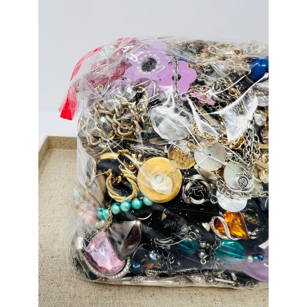 Vintage & Modern Gold & Silver Tone Mixed Metal Scrap/Wearable Jewelry Lot 9LBs - Picture 3 of 14